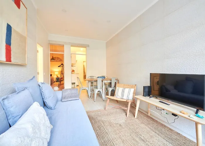 Charming 3Br Apt W/ Patio, By Timecooler