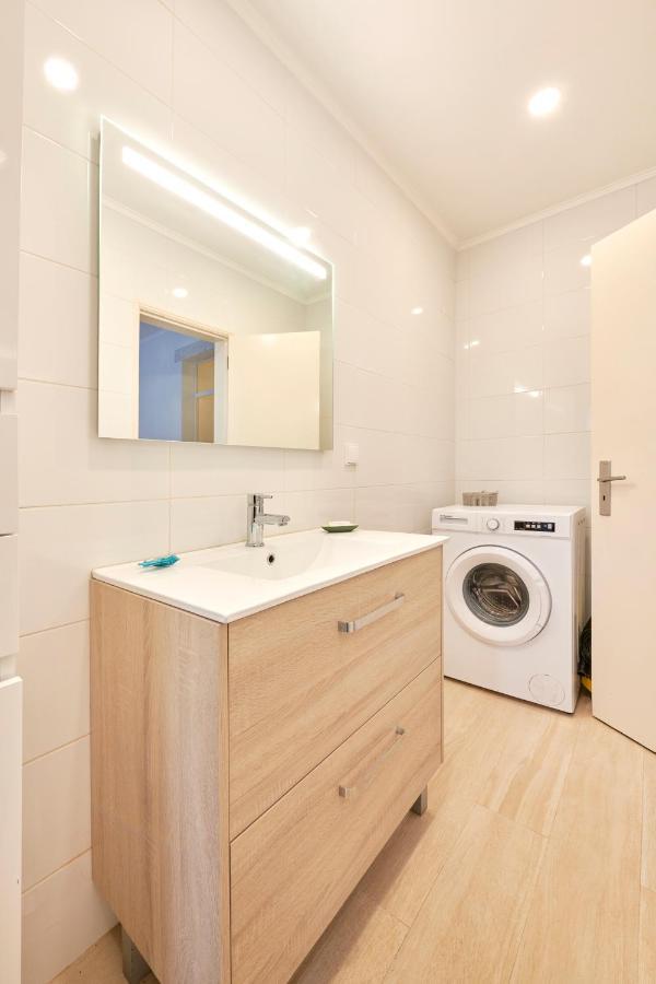 Charming 3br W/ Patio, By Timecooler Appartamento Lisbona