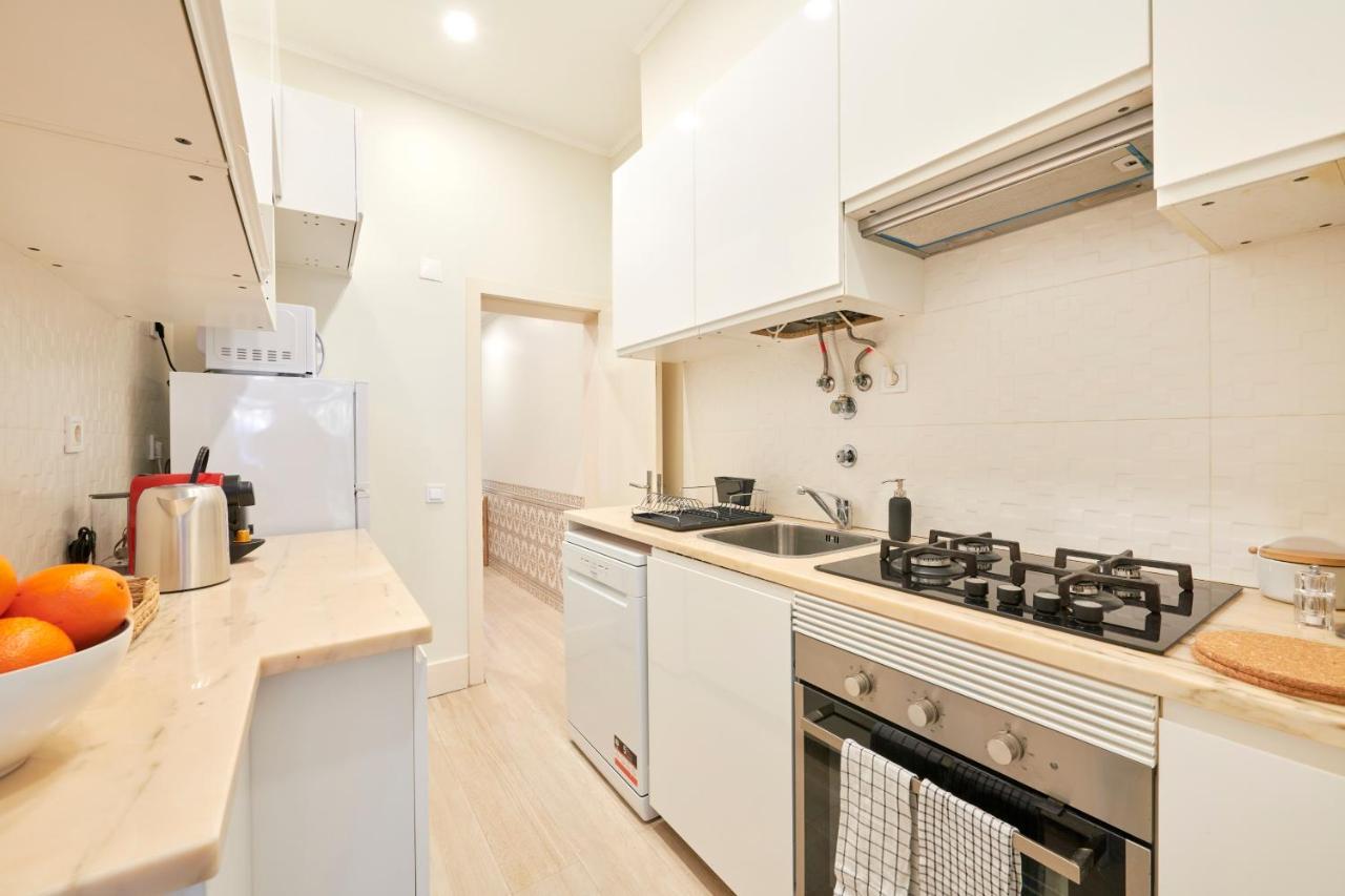 Appartamento Charming 3br W/ Patio, By Timecooler Lisbona