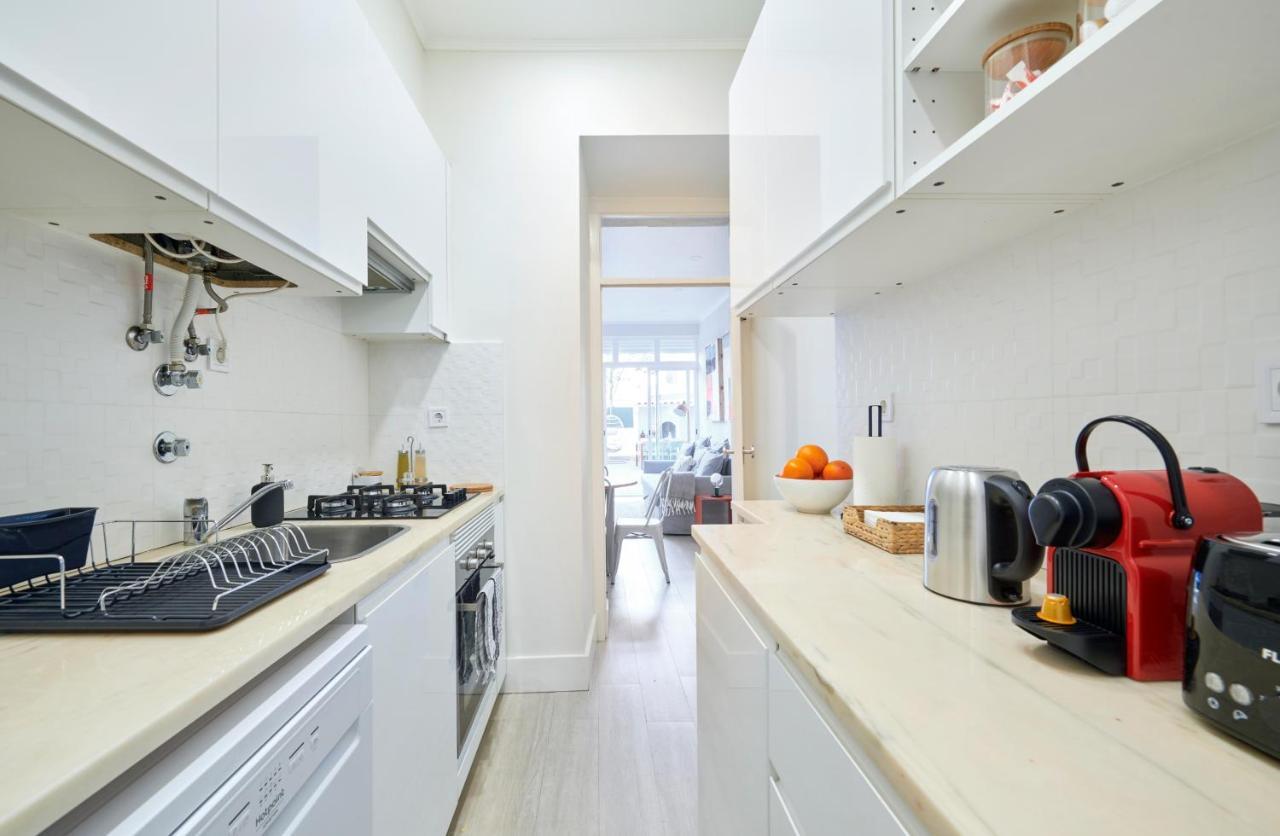 Charming 3br W/ Patio, By Timecooler Appartamento Lisbona